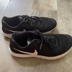 Women’s black Nike flex experience sneakers